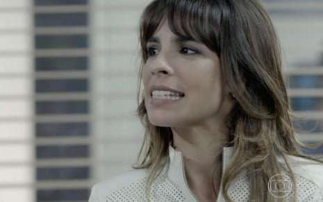 A atriz Maria Ribeiro como Daniele está na sala de espera de uma prisão em cena de Império