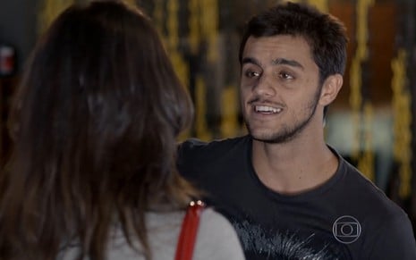 Felipe Simas grava sorrindo em conversa com Anaju Dorigon como Cobra e Jade de Malhação Sonhos