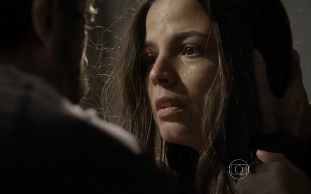 Emanuelle Araújo grava com expressão de susto e lágrimas nos olhos como Dandara de Malhação Sonhos