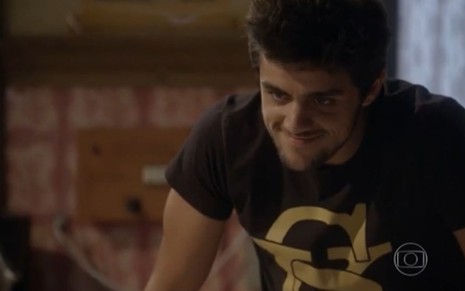 Felipe Simas grava cena com sorriso falso em Malhação Sonhos, como Cobra