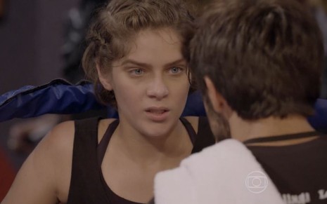 Isabella Santoni grava cena com expressão tensa para Felipe Simas, que aparece de costas na imagem, como Karina e Cobra
