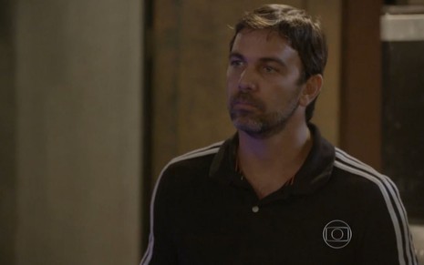 Marcelo Faria grava cena com expressão séria e brava, como Lobão de Malhação