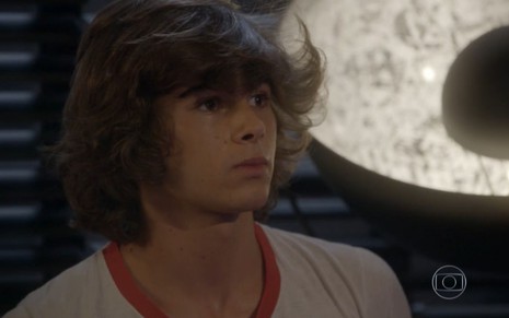 Rafael Vitti grava cena com expressão de susto, como Pedro em Malhação Sonhos, da Globo