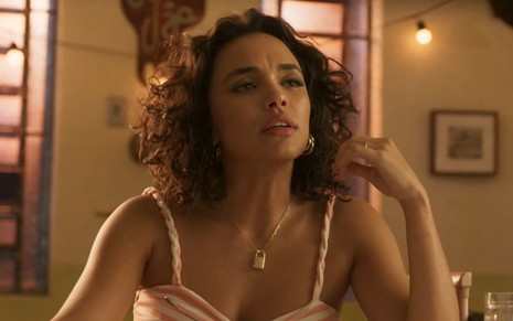 Giovana Cordeiro, caracterizada como Xaviera, tem a expressão assustada em cena de Mar do Sertão; ela usa uma maquiagem bem marcada e um vestido decotado