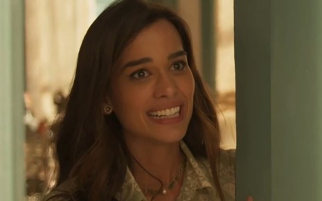 Theresa Fonseca caracterizada como Labibe; ela sorri com espanto em cena de Mar do Sertão