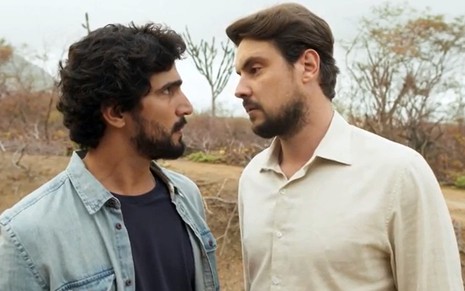 Tertulinho (Renato Góes) e José Mendes (Sergio Guizé) se encaram em cena de Mar do Sertão