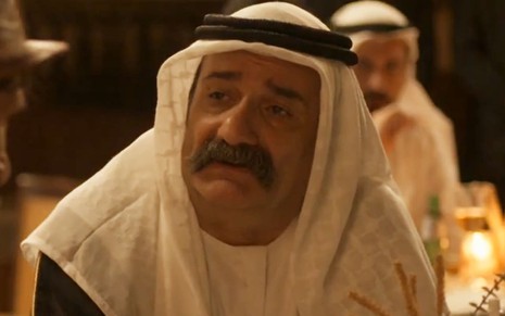 Gillray Coutinho usa vestes típicas árabes e tem o semblante sério em cena de Mar do Sertão