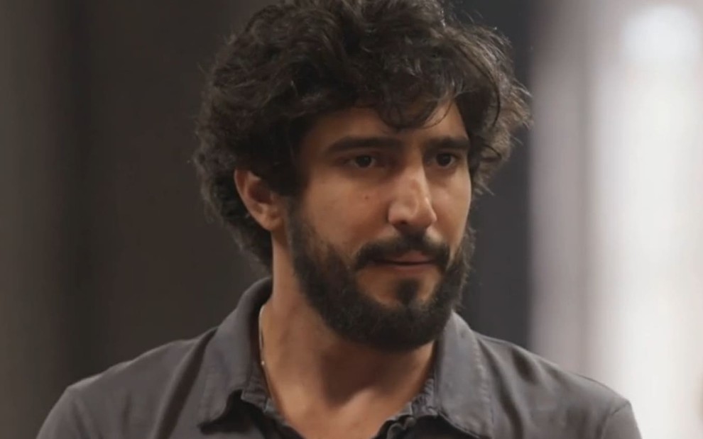 Renato Góes, caracterizado como Tertulinho, encara Debora Bloch --fora do quatro-- com o semblante chocado e sofrido em cena de Mar do Sertão