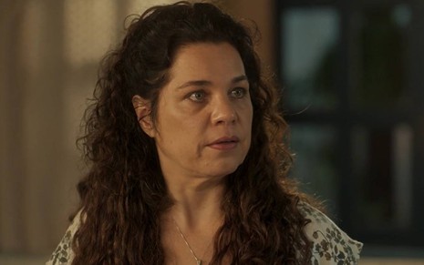 A atriz Isabel Teixeira em cena como Maria Bruaca, com expressão séria, em Pantanal