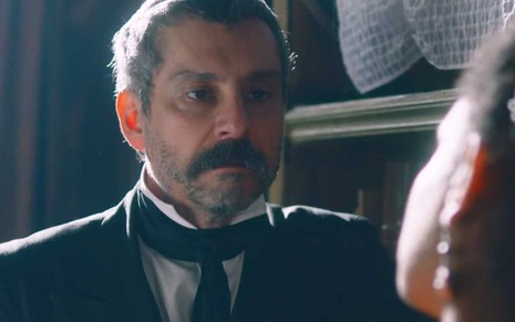 O ator Alexandre Nero com cara de poucos amigos caracterizado como Tonico em cena de Nos Tempos do Imperador