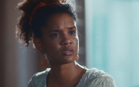 Heslaine Vieira grava cena com expressão tensa, como Zayla em Nos Tempos do Imperador, da Globo