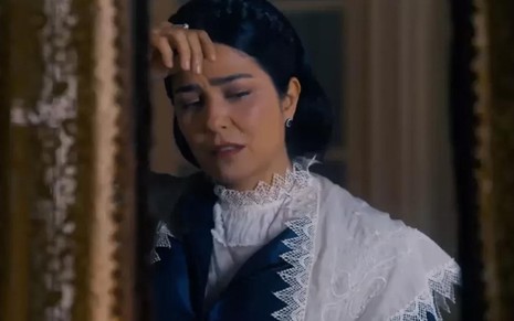 A atriz Letícia Sabatella como Teresa Cristina está com expressão de medo e tristeza em cena noturna de Nos Tempos do Imperador