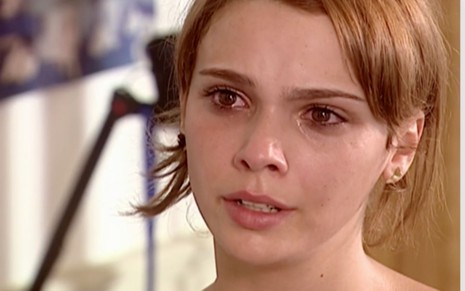 Débora Falabella em cena de O Clone: em close, atriz chora e olha para alguém fora do enquadramento