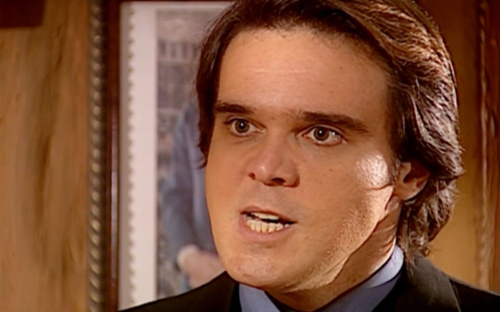 Dalton Vigh em cena de O Clone: caracterizado como Said, ator olha com raiva para alguém fora do quadro