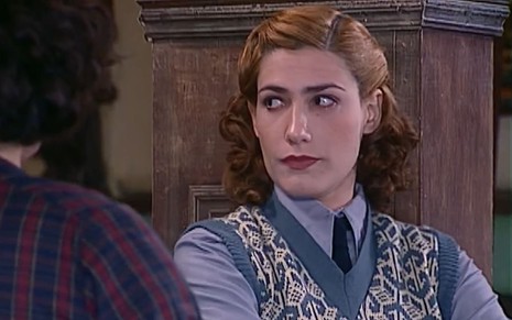 Virginia Cavendish, caracterizada como Bárbara, tem o semblante desconfiado em cena de O Cravo e a Rosa; ela encara Carla Daniel --fora do quadro-- de rabo de olho