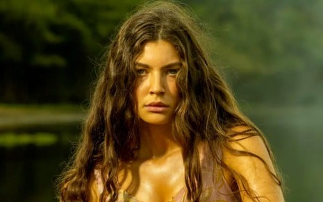 A atriz Alanis Guillen como Juma grávida de sete meses em cena de Pantanal