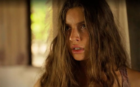 Juma (Alanis Guillen) está séria em cena de Pantanal, novela das nove da Globo
