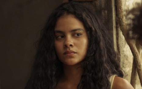 Bella Campos com expressão desconfiada, como Muda em Pantanal