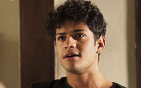 Gabriel Santana grava cena com expressão tensa, como Renato em Pantanal