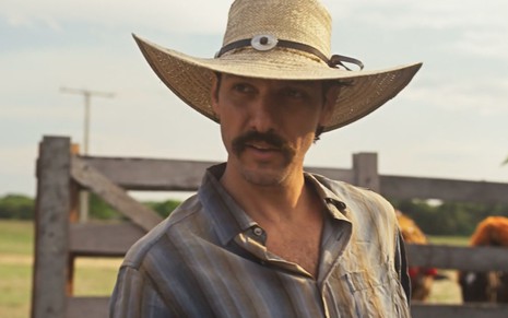 O ator Guito caracterizado como Tibério em cena de Pantanal