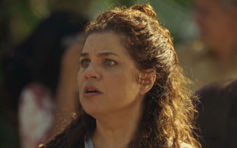 Isabel Teixeira grava cena com expressão assustada, como Maria Bruaca em Pantanal