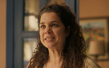 Isabel Teixeira grava cena com expressão brava, como Maria Bruaca em Pantanal