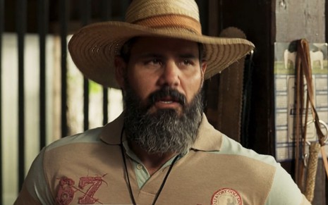 Juliano Cazarré, caracterizado como Alcides, tem a expressão cabisbaixa em cena de Pantanal
