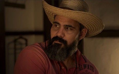 Juliano Cazarré grava cena com expressão séria, como Alcides em Pantanal