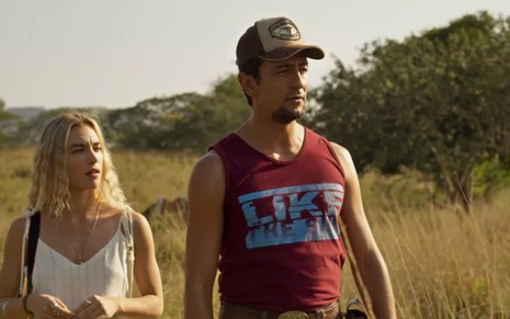 Em segundo plano, a atriz Marcela Fetter como Érica observa o ator Irandhir Santos como o José Lucas em cena de Pantanal