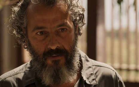 Marcos Palmeira caracterizado como José Leôncio; o ator tem a expressão fechada --as sobrancelhas estão franzidas, a boca apertada-- em cena de Pantanal