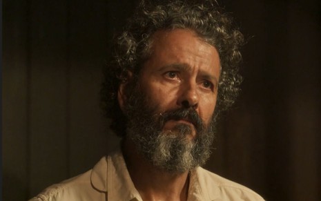Marcos Palmeira grava cena com expressão triste, como José Leôncio