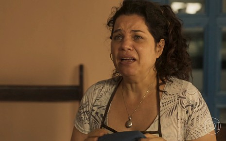 Isabel Teixeira, caracterizada como sua personagem em Pantanal, faz uma expressão de choro