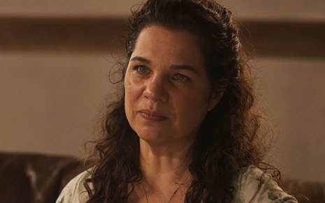 Isabel Teixeira, caracterizada como Maria Bruaca, tem a expressão determinada --os olhos brilhantes, a boca apertada-- em cena de Pantanal