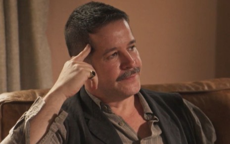 Murilo Benício grava cena com expressão séria, mão na testa, como Tenório de Pantanal, novela das nove da Globo