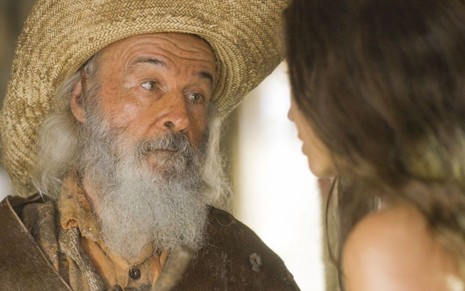 O ator Osmar Prado arregala os olhos para Alanis Guillen em gravação de cena da novela Pantanal, da Globo