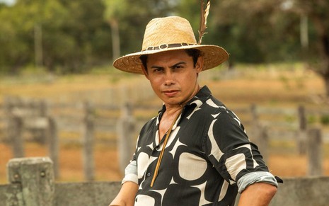 Silvero Pereira grava cena com expressão séria, como Zaquieu em Pantanal