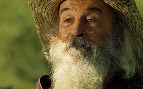 Osmar Prado tem a barba longa e a expressão pensativa em cena de Pantanal
