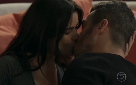 Vanessa Giácomo e Marcos Veras gravam cena de beijo como Antônia e Domênico de Pega Pega