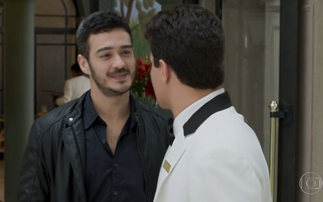 Marcos Veras grava vestido de preto conversando com Thiago Martins, de costas, como Domênico e Júlio de Pega Pega