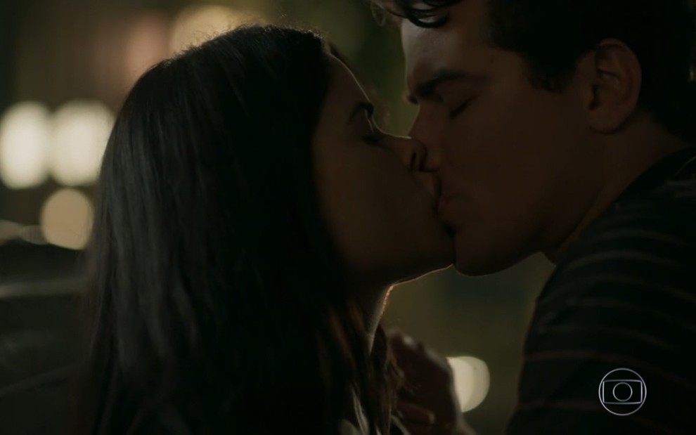 Vanessa Giácomo e Thiago Martins gravam cena de beijo como Antônia e Júlio de Pega Pega, reprise da Globo