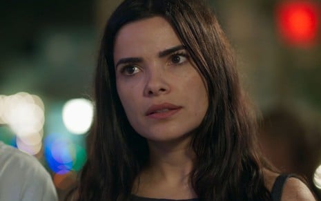 Vanessa Giacomo grava cena com expressão desconfiada, como Antônia em Pega Pega, da Globo