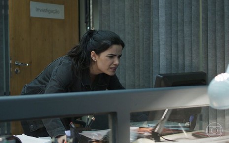 Vanessa Giacomo grava cena com expressão tensa para computador, como Antônia em Pega Pega, da Globo