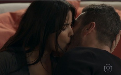 Vanessa Giácomo e Marcos Veras se beijando em cena de Pega Pega, como Antônia e Domênico