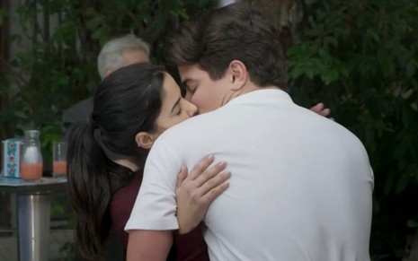 Vanessa Giacomo e Thiago Martins gravam cena de beijo, como Antônia e Júlio em Pega Pega, da Globo