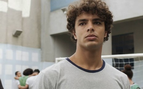 Com camiseta cinza, Matheus Abreu tem expressão séria