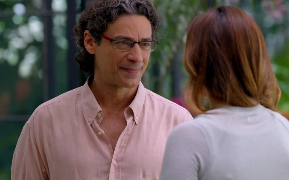 O ator Luiz Carlos Vasconcelos, com uma camisa rosa clara, em cena como Renato em A Vida da Gente
