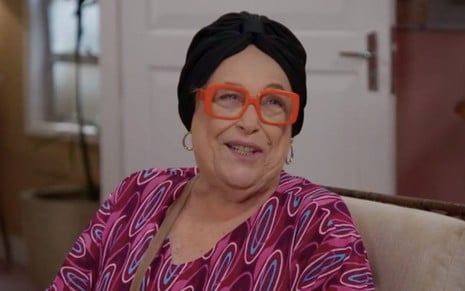 Marilu Bueno usa blusa rosa e óculos laranja em cena como Dulce na novela Salve-se Quem Puder (2020)