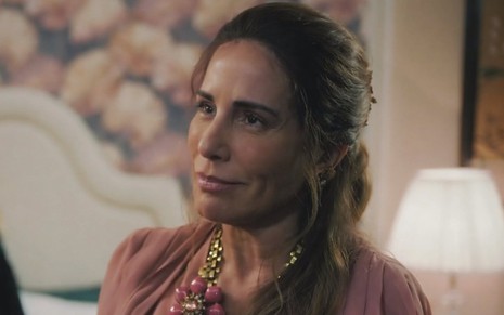 A atriz Gloria Pires faz uma expressão enigmática em cena da novela Terra e Paixão na qual está caracterizada como Irene