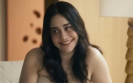 A atriz Alessandra Negrini caracterizada como Guida em cena de Travessia