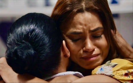 Luci Pereira, de costas na imagem, abraça Lucy Alves, que chora em cena da novela Travessia como a mocinha Brisa